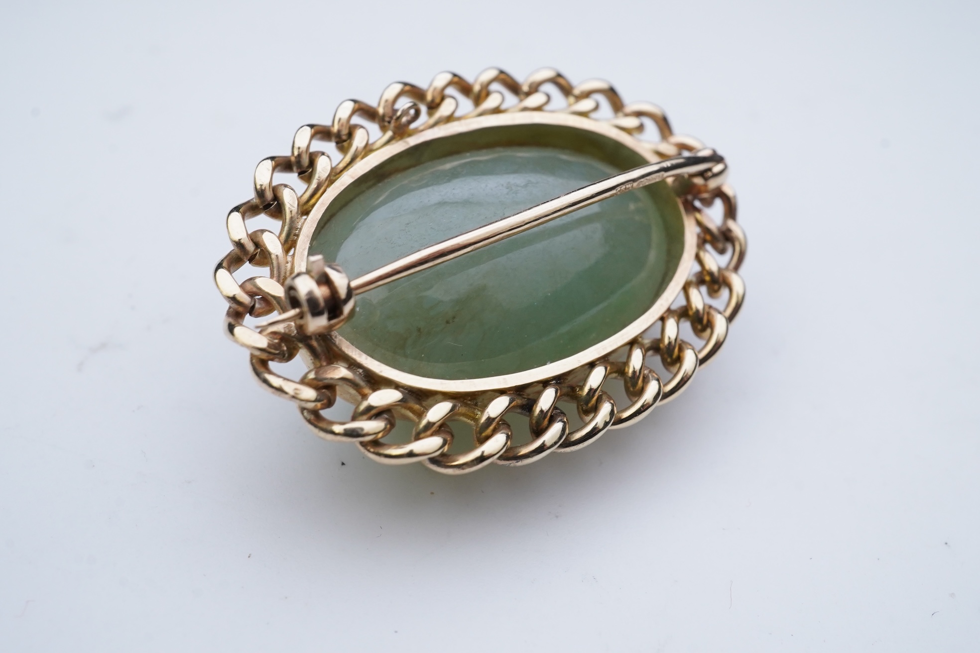 A 9ct gold and jadeite brooch